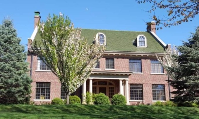 Lincoln House | Grand Home for 14 - Country Club Neighborhood!