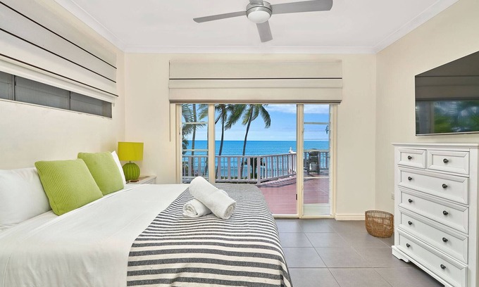 Holloways Beach Apartment | Grand Home in Holloway's Beach