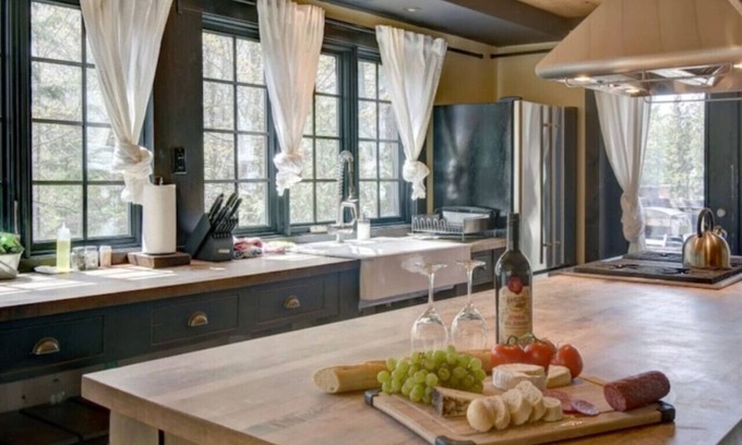 Cantley Apartment | Grand Loft | Lake | Pool Table | 2 Beds | Hot Tub