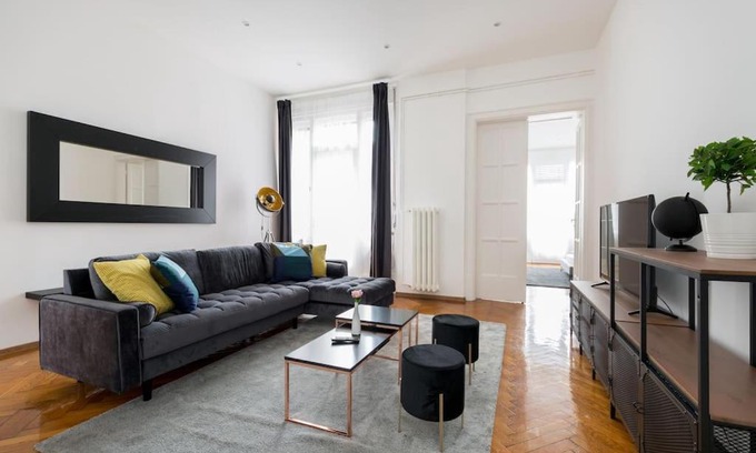 Terezvaros Apartment | Grand Luxury on The Budapest Broadway w Jacuzzi