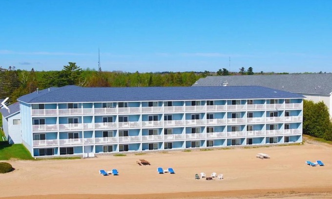 Mackinaw City Hotel | Grand Mackinaw Beachfront and Waterpark
