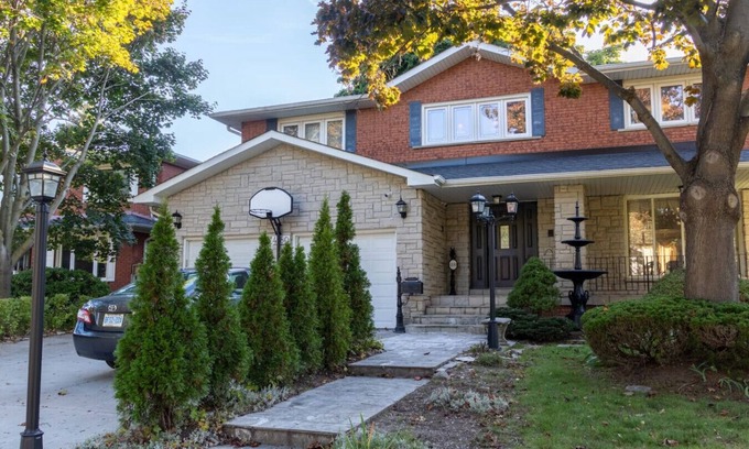 Mississauga House | Grand Mansion with Private Bar