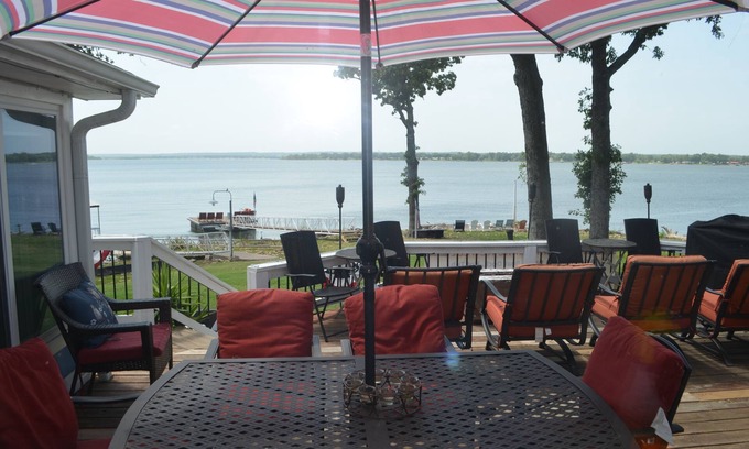 Grove House | GRAND PANORAMIC RETREAT, 6 BR, 3 BA, 300' Lakefront, Hot Tub, Dock & Launch! NEW