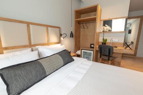Vardaris Bed & Breakfast | Grand Port Suites