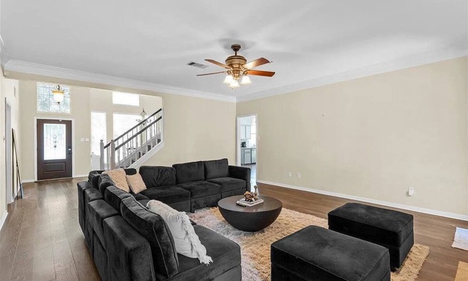 Austin House | Grand, Prestigious Golf Villa: 4BR Games, DJ Booth