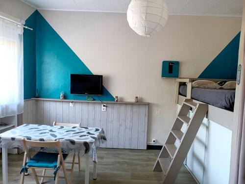 Saint-Ambroix Apartment | Grand studio climatisé proche du centre mais au calme