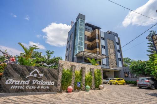 Jember Hotel | Grand Valonia Hotel Cafe & Park Jember