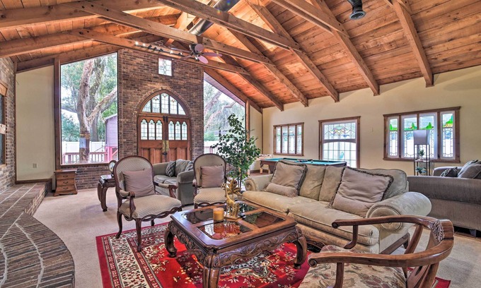 Valrico House | Grand Valrico Home w/Deck, Fire Pit & Yard!