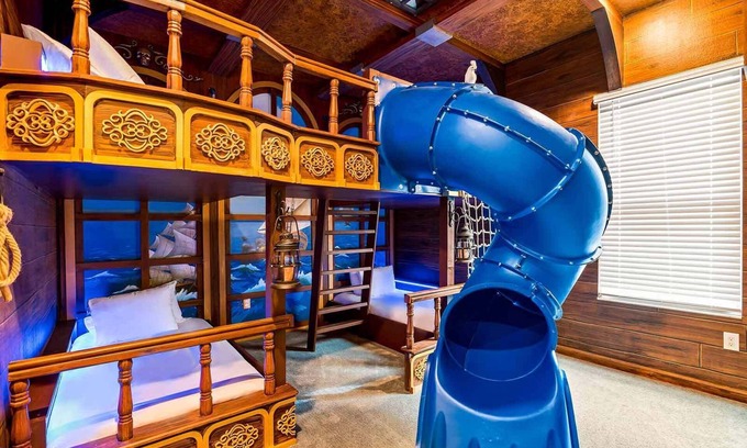 Loughman House | Grand Villa w/Pirate Themed BR, Sports Simulator, Arcade & Theater - Near Parks