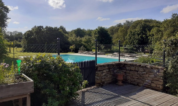 Feneu House | Grande Maison de Famille Pleine de Charme. Confort, Calme, Vue, Piscine