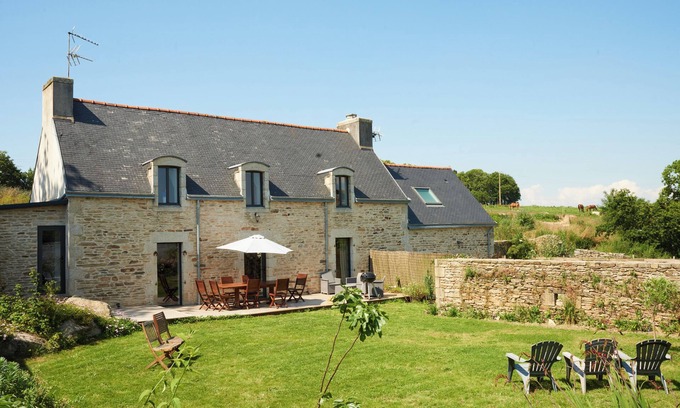 Ploneour-Lanvern House | Grande Maison Charmante au Milieu des Chevaux. Logement Insolite Dans Ecuries!