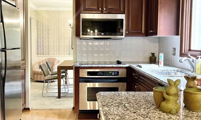 Bloomfield House | Grandma Chic 5-bedroom house in lovely Birmingham with AC, WiFi