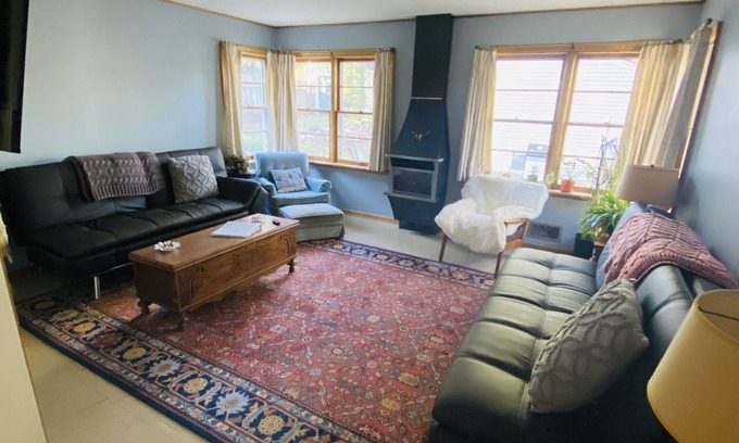 Bryn Mawr Cottage | Grandma's Comfy Vintage Cottage w/Fireplace ~ BBQ & Firepit