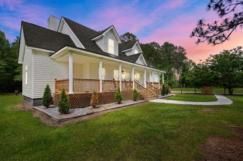Burgaw House | Grandma's Farm on 6 acres with Lighted Barn and River Access