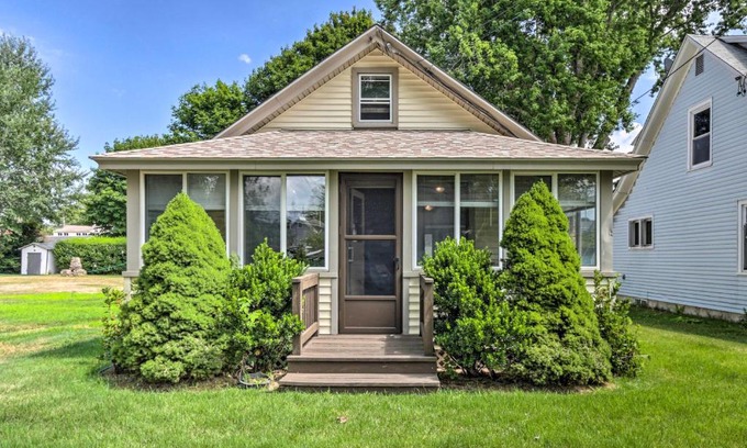 Saybrook Manor House | Grandmas Cottage with Sunroom Walk to Beach