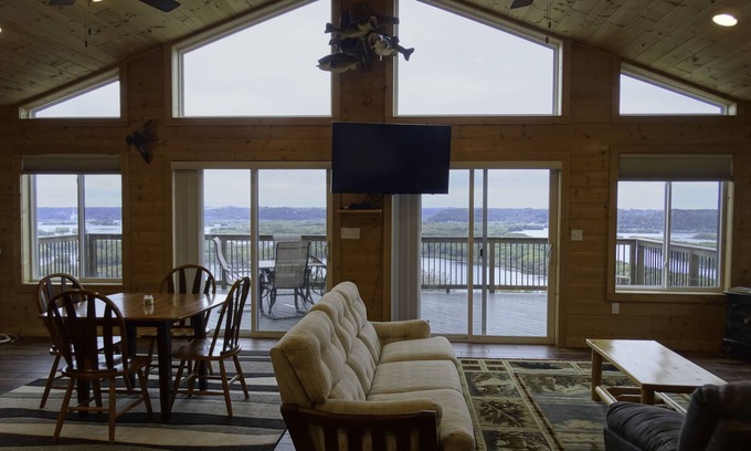 De Soto House | Grandview Cabin with Amazing River View - Sleeps 6 with a Hot Tub!