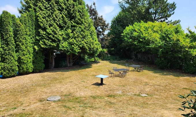 Surrey Hotel | Grandview Inn