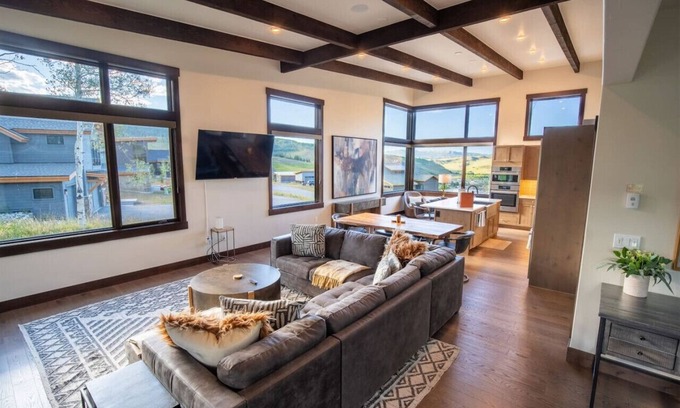 Silverthorne House | Grandview Mountain Retreat - Pet Friendly, Spectacular Views!