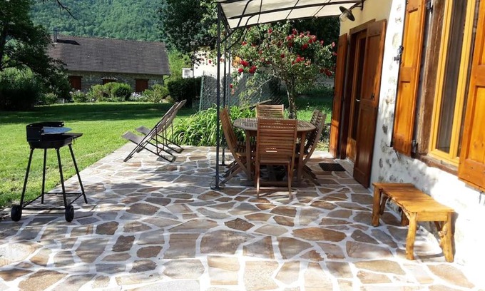Saurat House | Grange en pierres. Grand jardin et belle vue