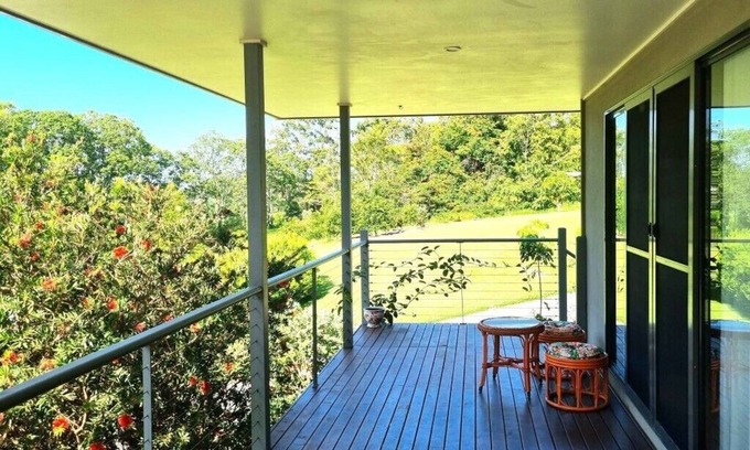 Valla Apartment | Granny flat with office and private verandah in garden setting 7 mins to beach