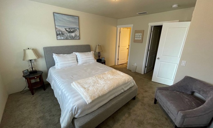 Grants Pass Apartment | Grants Pass Fully Furnished Private Duplex w/Yard