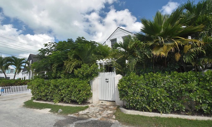 Dunmore Town House | Grapevine- Harbour Island's island Sanctuary
