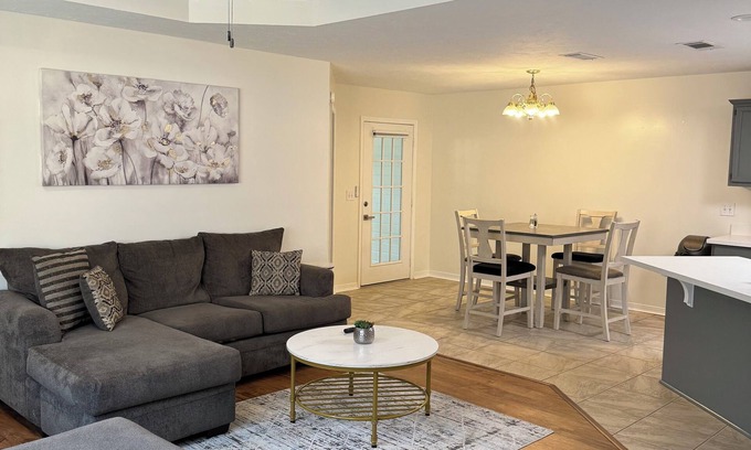 Flowood House | Graphite Grove: A Modern Retreat