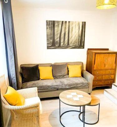 Gravesend Apartment | Gravesend 2 Bedroom Spacious Stylish Apartment - Sleeps upto 6 - 2 Min Walk to Station