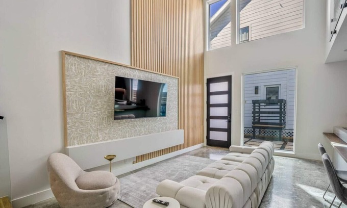 East Downtown Houston House | Gray loft · The O’Four Lofts - Grayscale Lux