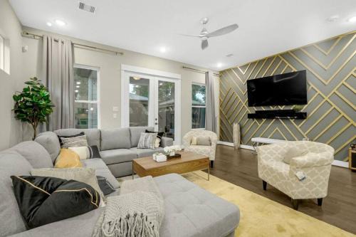 South Central Houston Villa | Gray Lux Hse 3BR 3 and half Ba MedCenter DownTWN HotTub