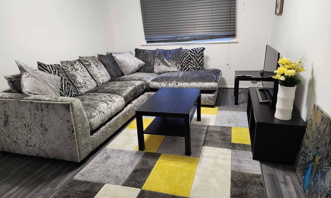 West Thurrock Apartment | Grays Apartment with City Views lakeside shopping