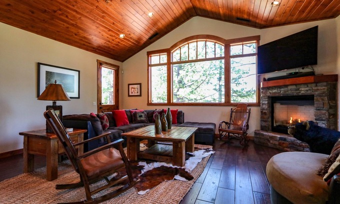 Mammoth Lakes House | Graystone 2088 Elegant Large Mountain Home with Private Jacuzzi, Close to Eagle Lodge by RedAwning