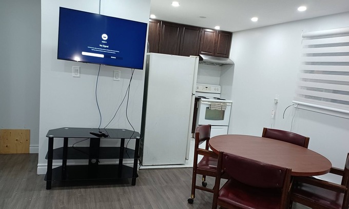 Lindsay Apartment | Great 3 bedroom apartment in Lindsay near to town , $89