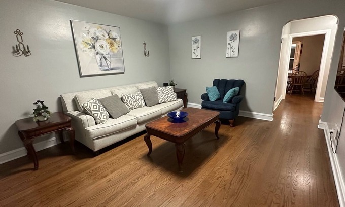 West Elsdon Apartment | Great 3 bedroom walking distance from MDW airport