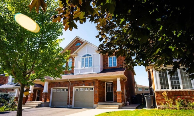 East Credit House | Great 3BR 2.5 Bath Home near Square One!!