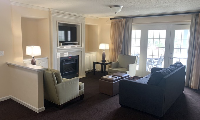 Berkeley Condo | Great 4BDR/4BA combined unit sleeps 12 in Williamsburg, VA