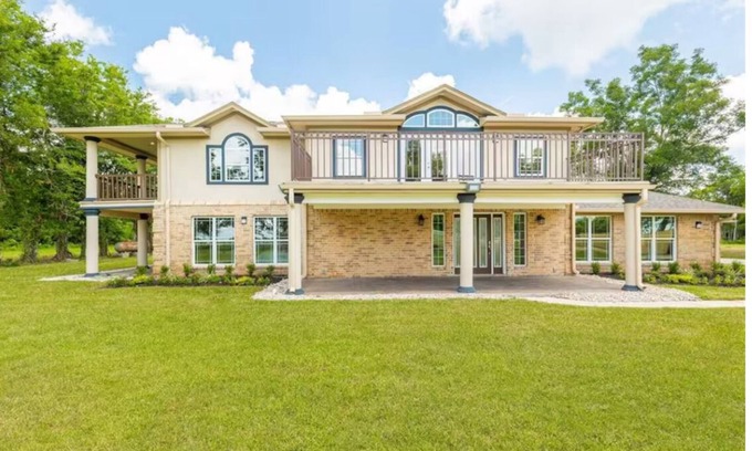 Iowa Colony House | Great 5 Bedroom Bungalow Sitting in 3 Acre Lot