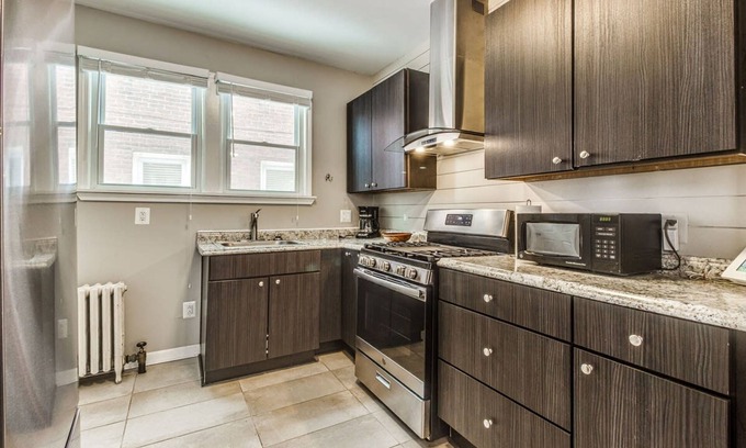 Detroit House | Great 6 Bedroom Peaceful Family Retreat in the University District