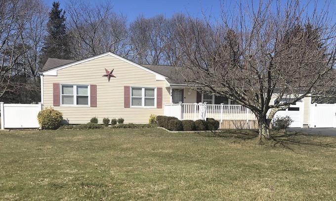 Center Moriches House | Great deal 3B/2B Home just 10 min from Hamptons!