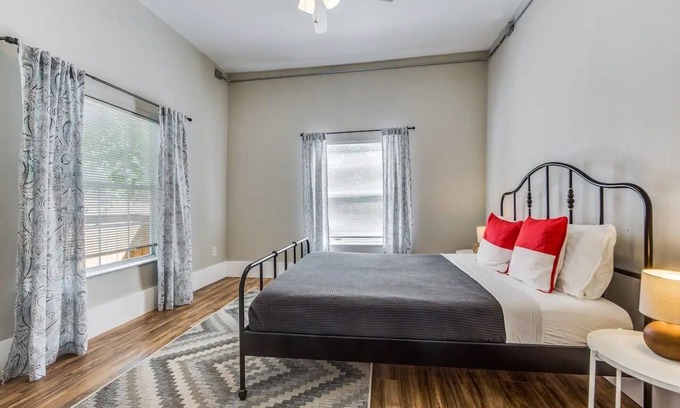 Midtown Apartment | *Great Downtown, Riverwalk & Pearl 2 Bedroom!*