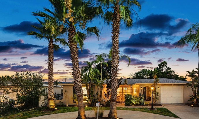 Regency Park House | 🌴 Great escape with private heated pool LOOK INSIDE