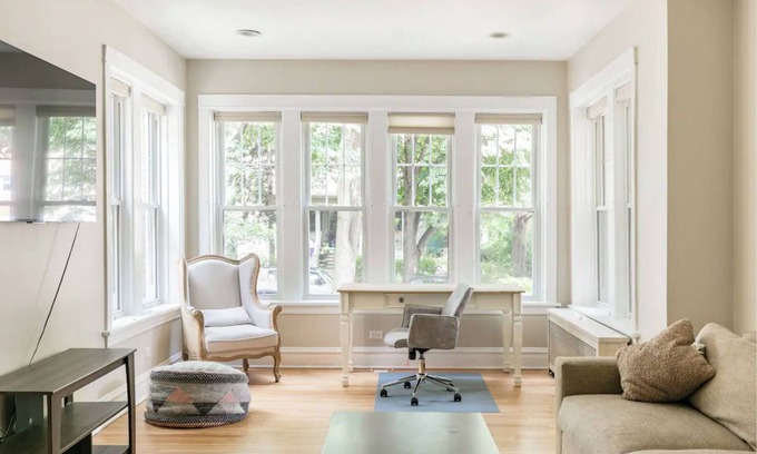 South Evanston Apartment | Great Evanston Home- great for traveling families! Parking Included