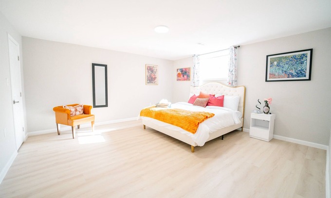 Great Falls House | Great Falls Luxe Haven: 5BR/3BA Modern Oasis!