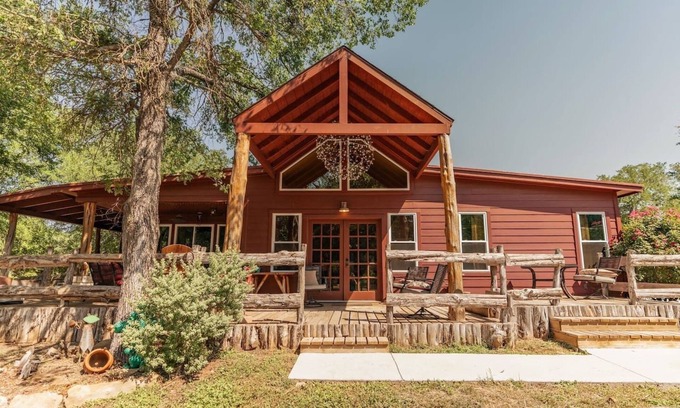 Granbury House | Great family retreat! Pickleball and pet friendly