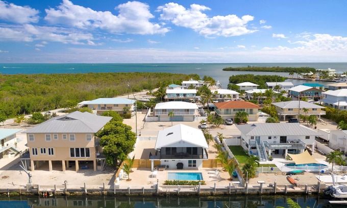 Marathon House | GREAT FAMILY VACATION HOME~Canal-Private Pool~ Dock, Bait Freezer & ICE MACH~