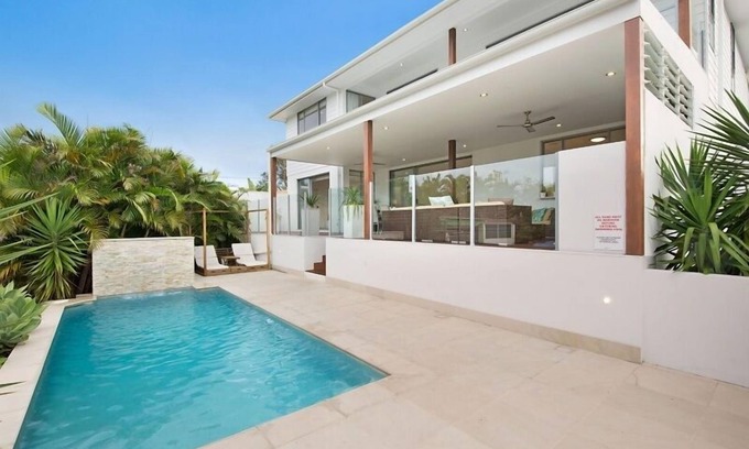 Broadbeach Waters House | Great family waterfront holiday home