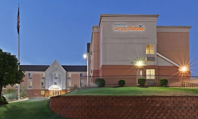 Central Oklahoma City Hotel | Great for a Family Getaway! Hotel Close to Oklahoma City Zoo! Pet Friendly!