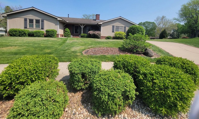Orange Prairie House | Great for families, near hospital, mins from downtown, Cat offices, restaurants