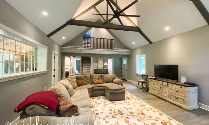 Kintnersville Ski Chalet | Great for large gatherings - Private, Wooded, 4 Bedroom, 3.5 Bath, Sleeps 14