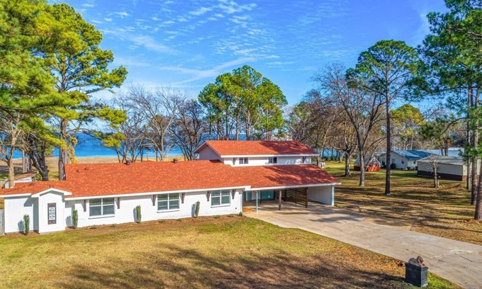Wills Point House | Great for Large Group- Waterfront/Kayaks/Dock!